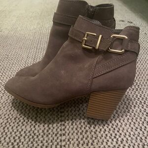 Heeled ankle boits
